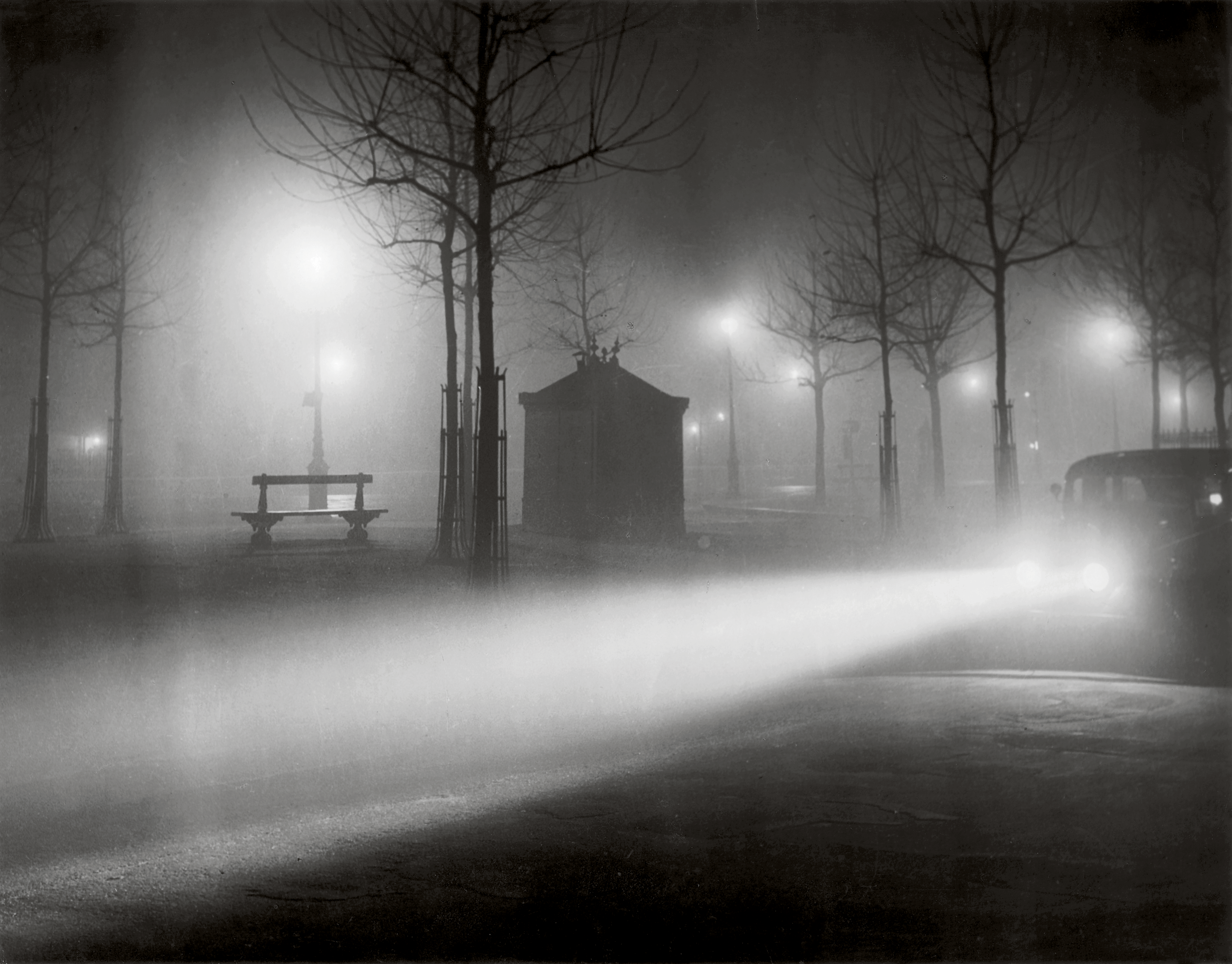 Город туман вечер. Брассай ночной Париж. Брассай (Brassaï). Брассай фотографии ночной Париж. Ночная улица в тумане.
