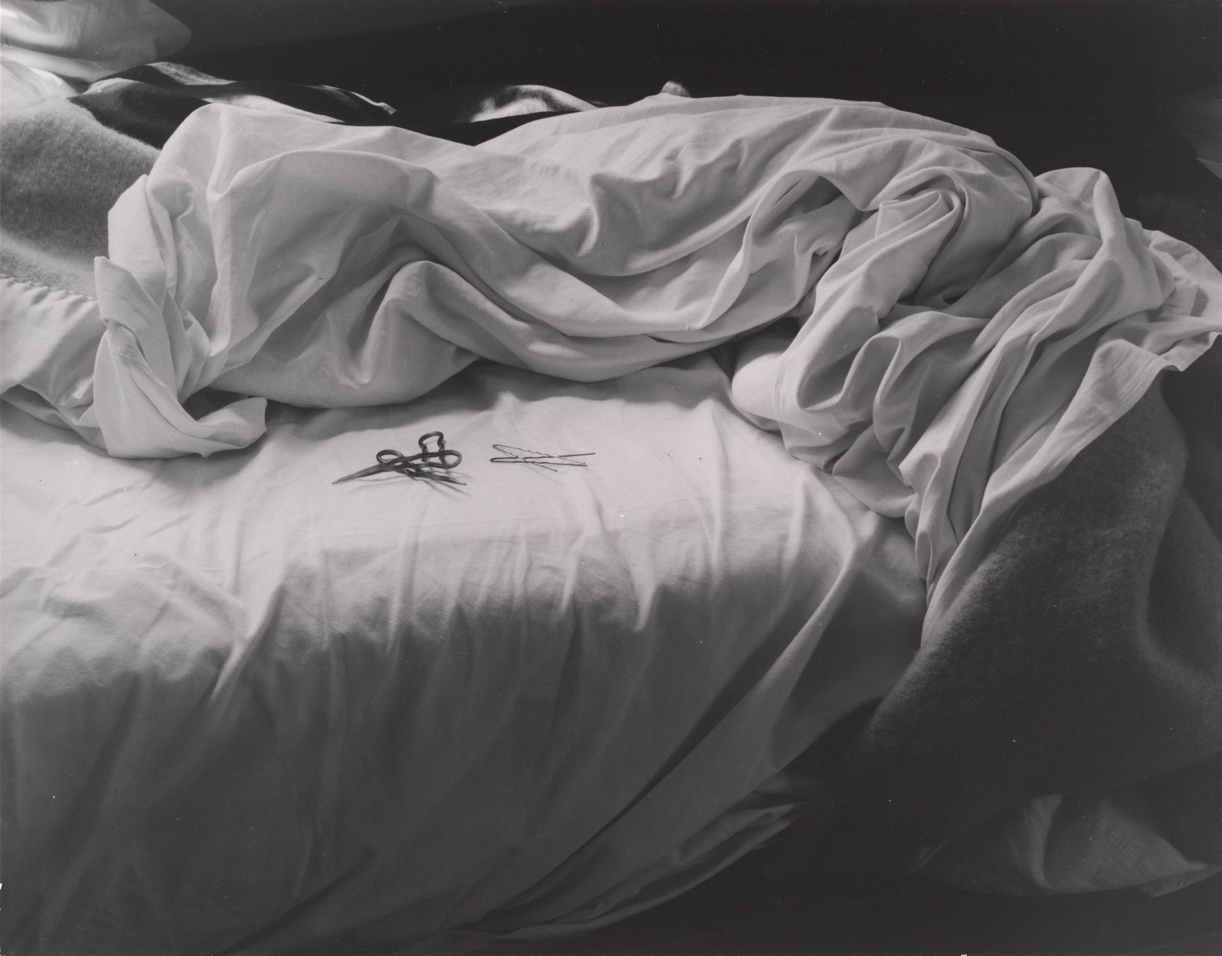 Размытый сон. Имоджен Каннингем. Смятая постель. Скомканное одеяло. Смятая кровать.